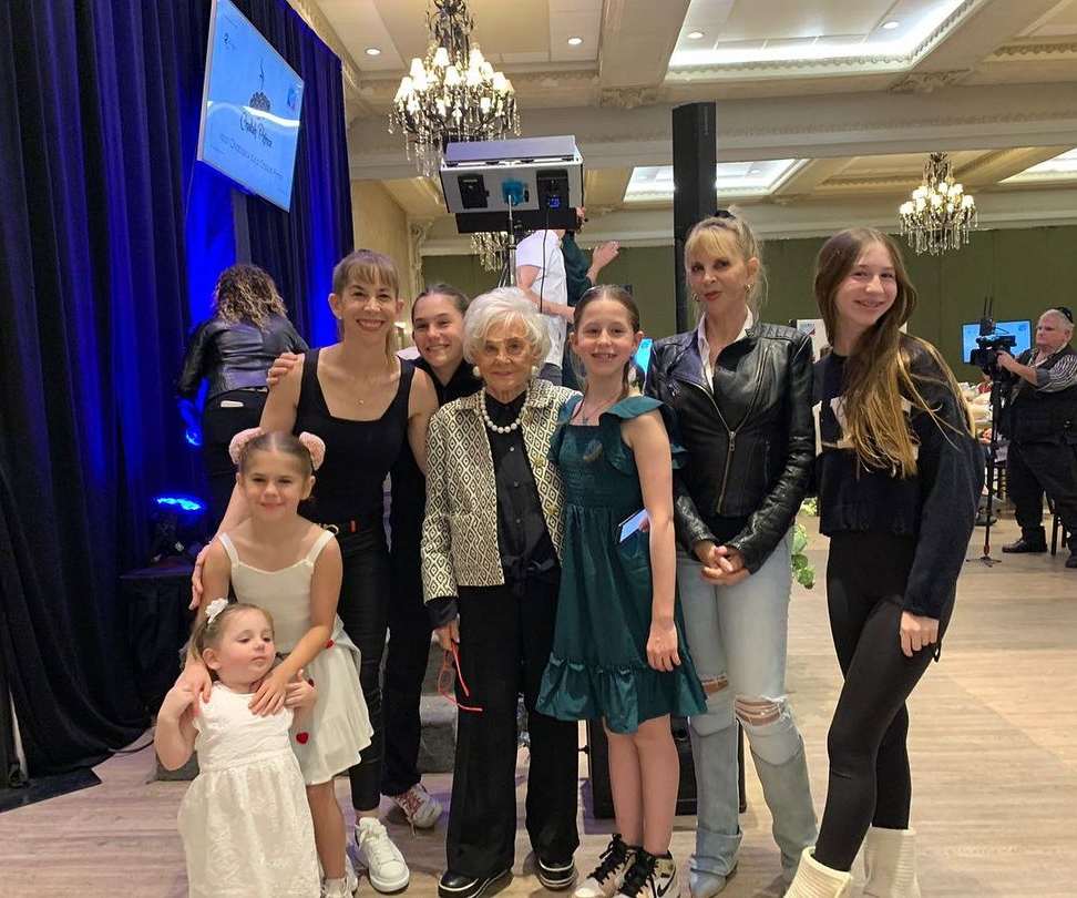 Karla Berman junto a sus hijas y su mamá, la periodista, Shanik Berman. 
