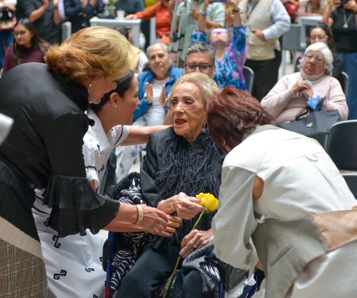 Silvia Pinal con su nieta Stephanie Salas y sus hijas Sylvia Pasquel y Alejandra Guzmán en el homenaje que se le hizo por su carrera artística en septiembre de 2024. 