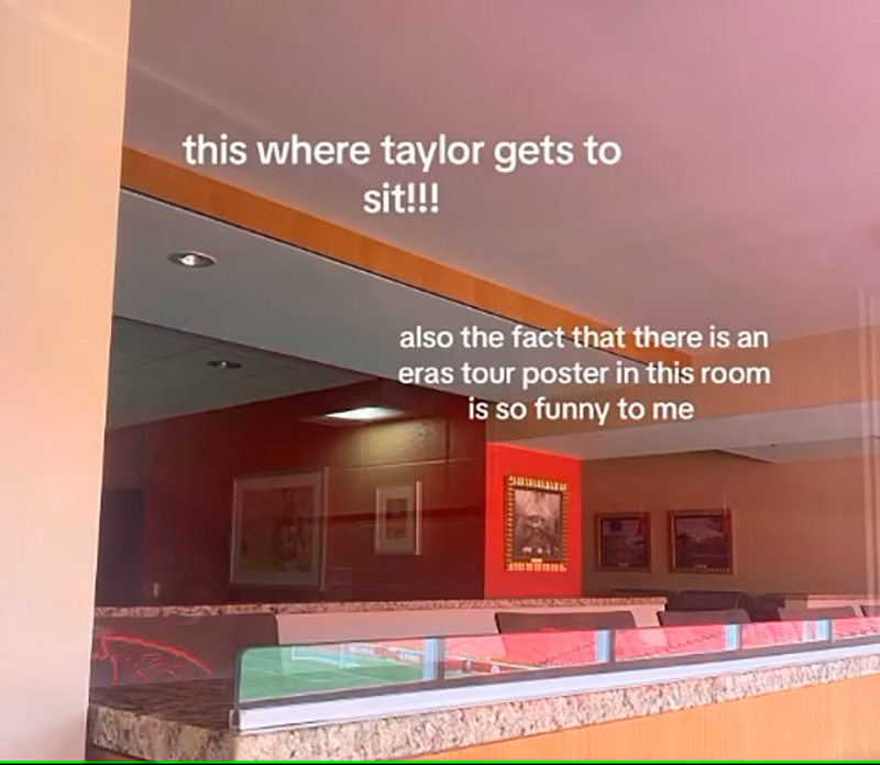 La suite que pertenece a Travis Kelce está decorada con una foto de Taylor Swift.
