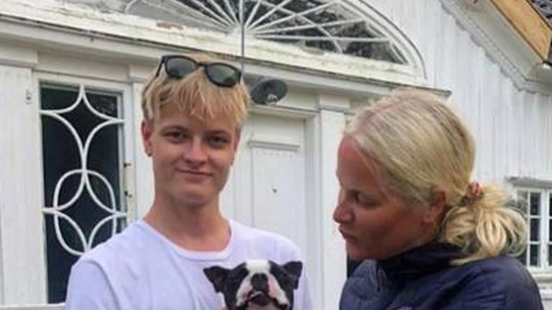 La princesa Mette-Marit de Noruega se acercó a la víctima de su hijo Marius Borg para brindar apoyo emocional. 