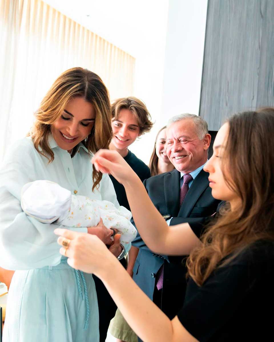 Rania de Jordania no cabe de felicidad por el nacimiento de su nieta.
