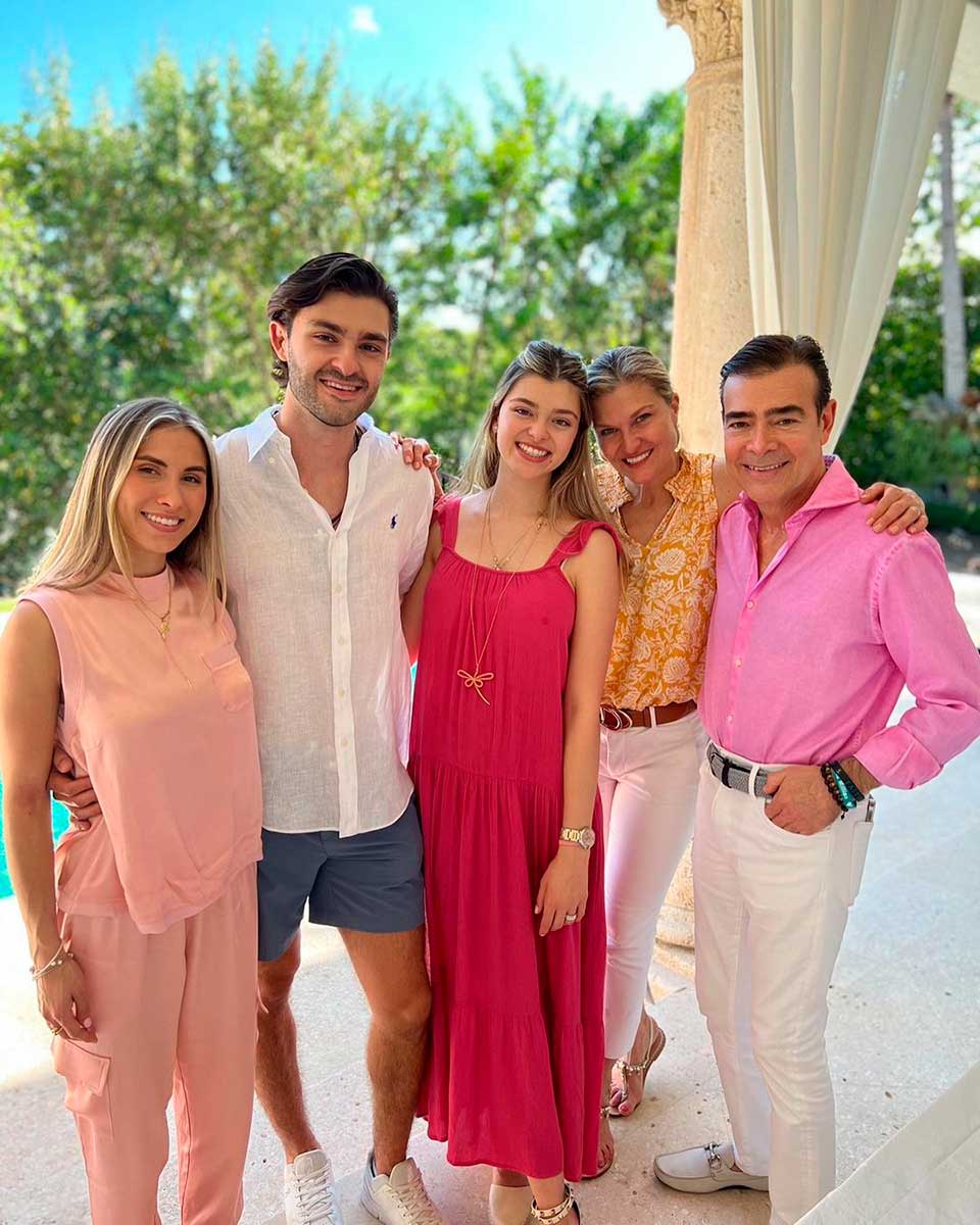 Toño Mauri y su esposa Carla Alemán están felices por el compromiso de su hijo. 