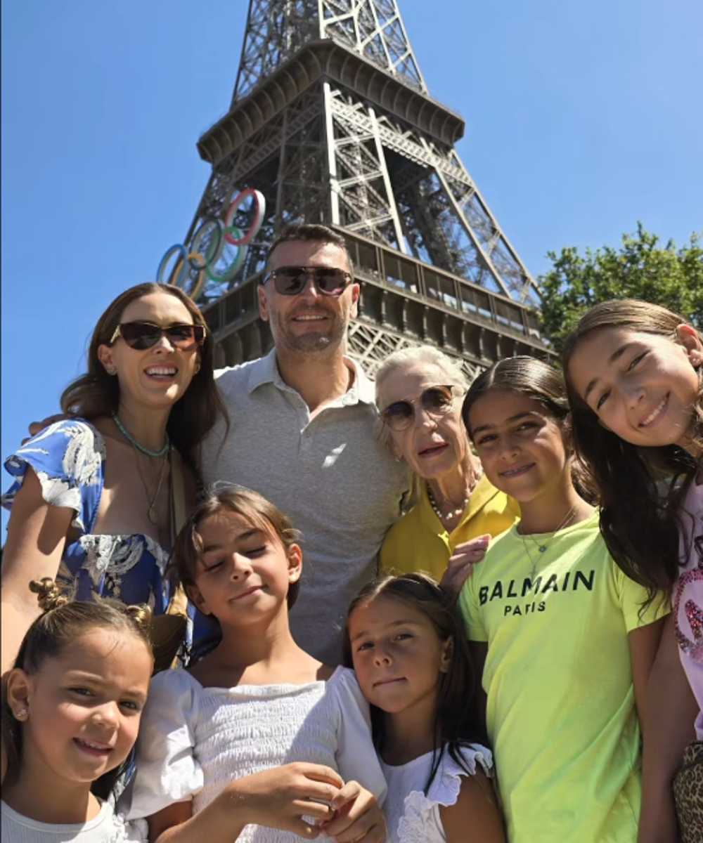 En la torre Eiffel, Martín Fuentes y Jacky al lado de su familia.