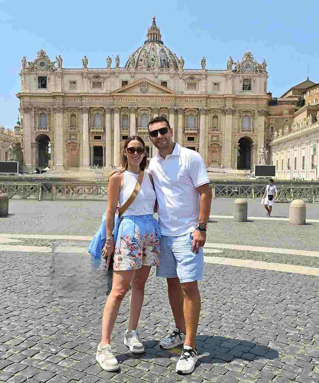 Martín Fuentes y Jacqueline Bracamontes en El Vaticano. 