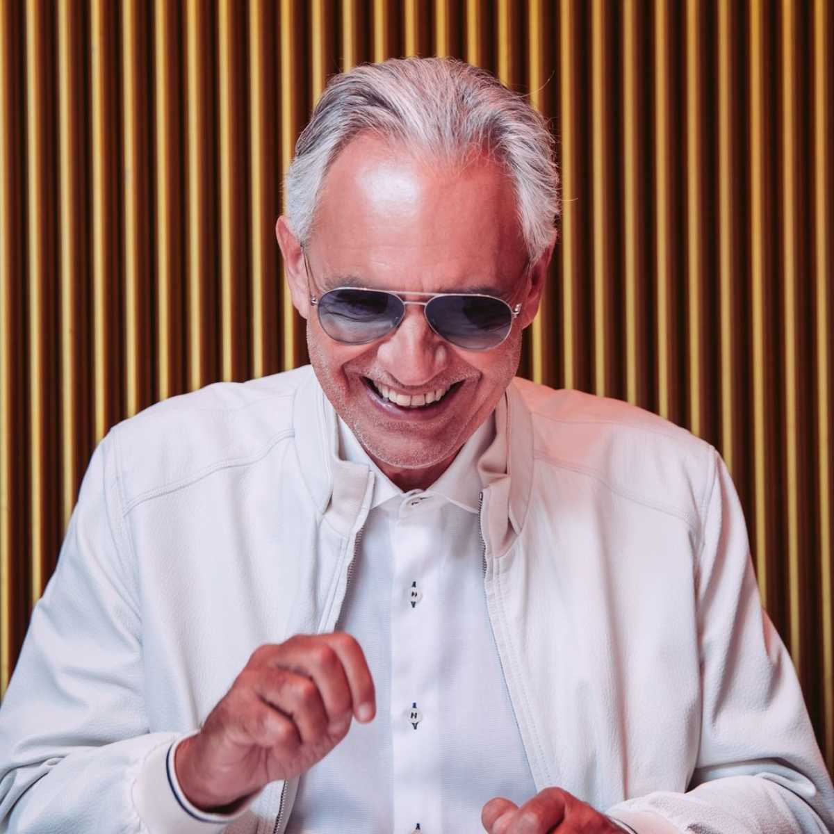 Andrea Bocelli reveló que jugando futbol perdió la vista por completo. 