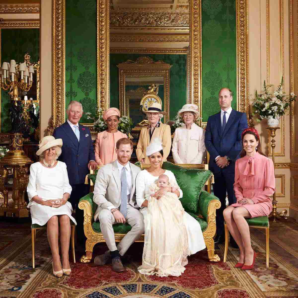 La Familia Real Británica durante el posado del día del bautizo del Archie, el hijo mayor de Maghan Markle y el príncipe Harry.