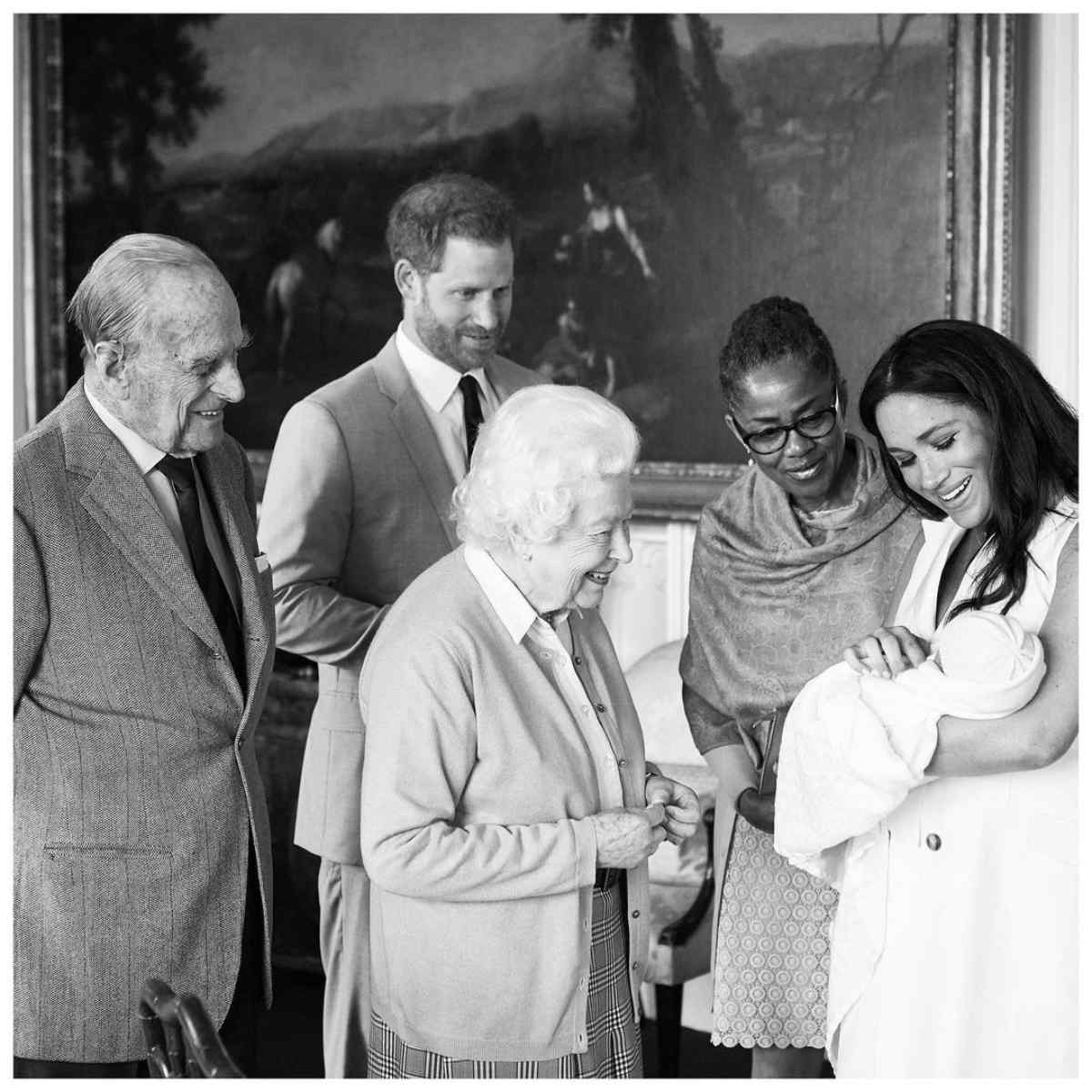 La reina Isabel, el príncipe Felipe, Doria Ragland y los duquyes de Sussex en el bautizo de Archie en 2019.