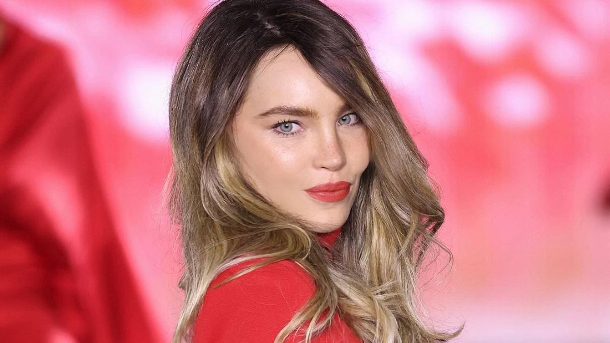 Belinda muestra cómo quedaron sus rodillas luego de su caída durante el desfile en Paris Fashion Week