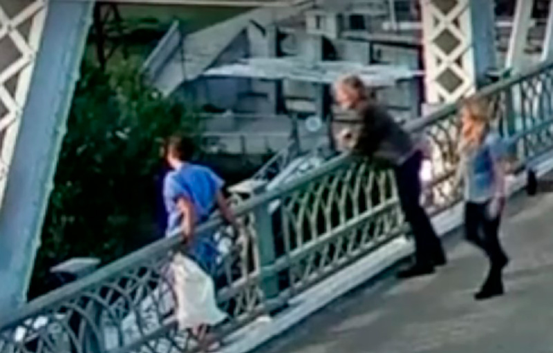Jon se acercó cautelosamente a la mujer para persuadirla y evitar que saltara.