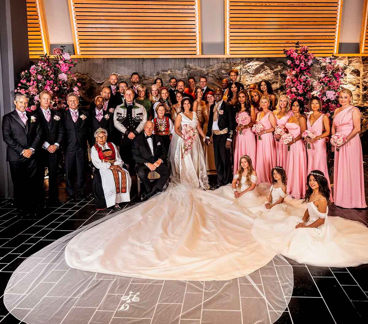La foto oficial de la boda de la princesa Marta Luisa reunió a sus seres más queridos y más importantes de la familia.