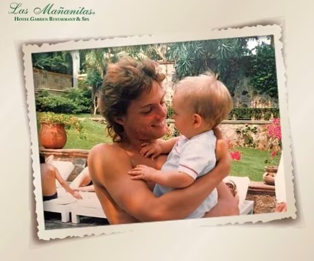 Luis Miguel con uno de los entonces pequeños Bernot en el Hotel Las Mañanitas.