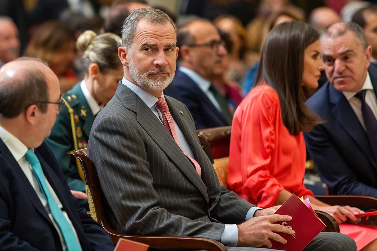 ¿Felipe tendría que autorizar los eventos a los que acude su padre, el rey Juan Carlos, en España?