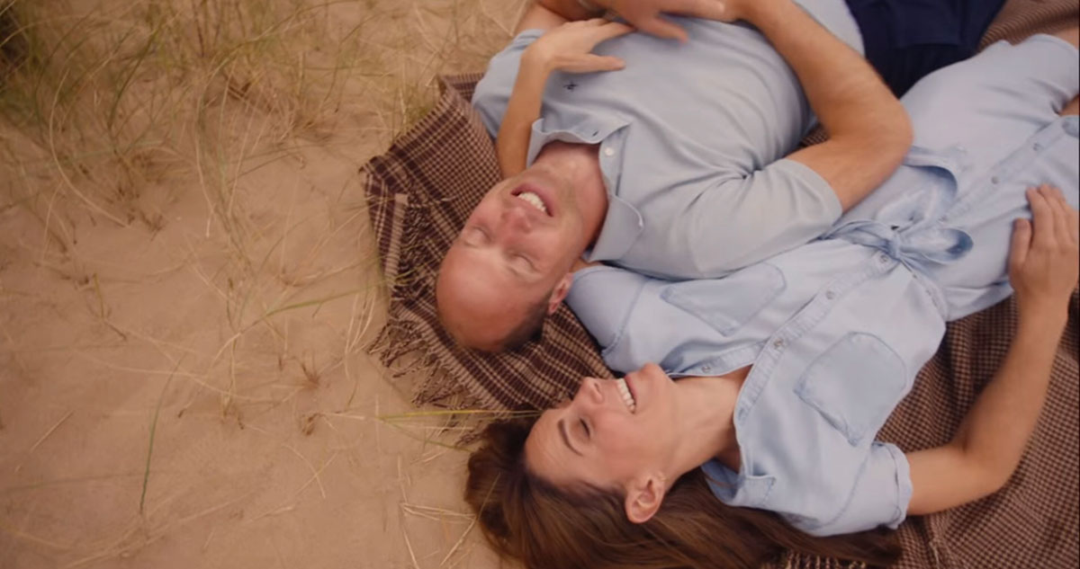 Como pocas veces, Kate y William aparecen en este video como una pareja 'normal', enamorada y demostrándose su apoyo incondicional. 