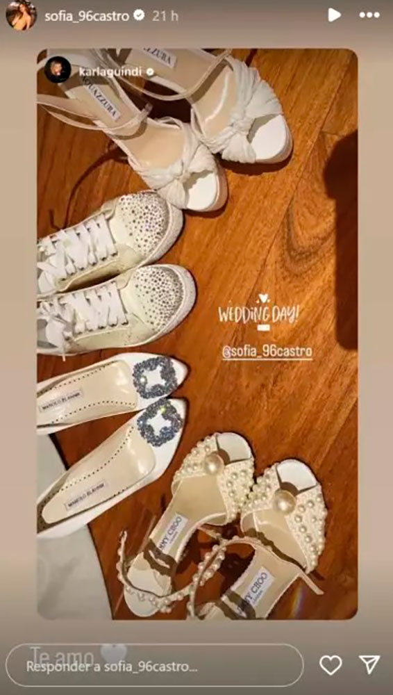 Sofía Castro compartió la imagen de sus pares de zapatos esperando 'su turno' para su boda civil.
