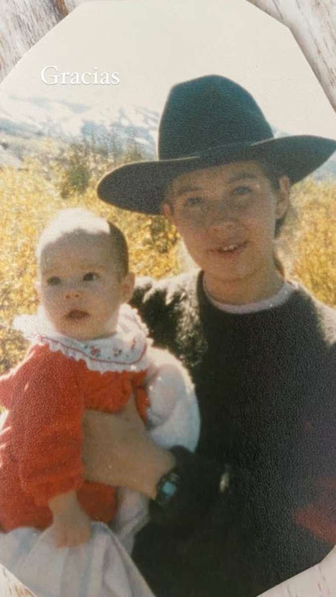 Camila Sodi no ha revelado cuál es el estado de salud de su mamá, Ernestina Sodi.