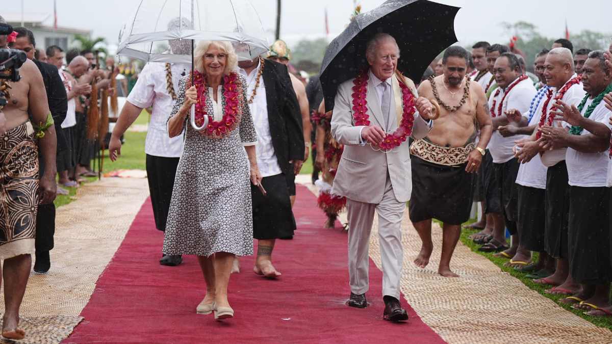 Fuera de protocolo, la reina Camilla rompe en llanto en su último día de gira por Samoa