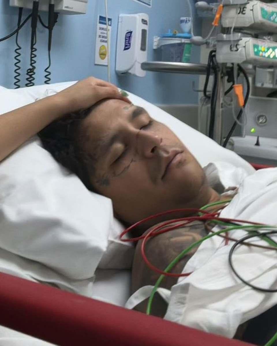 Debido a su hospitalización, Christian Nodal canceló un show en la Feria de Pachuca.