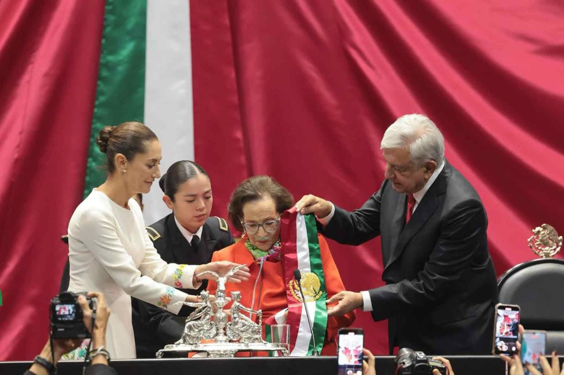 Andrés Manuel López Obrador y la diputada Ifigenia Martínez entregaron la Banda Presidencial a Claudia Sheinbaum. 