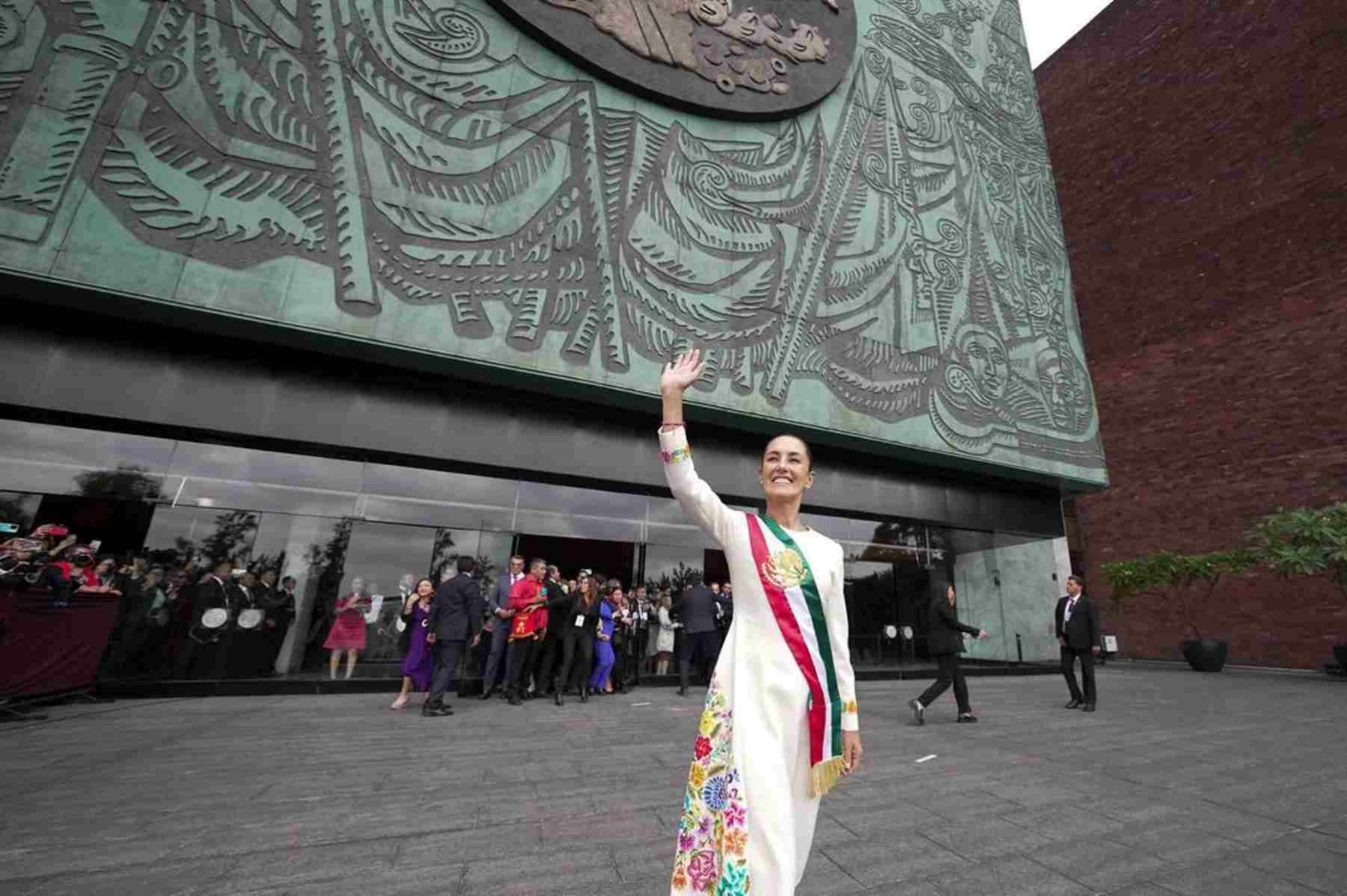 Claudia Sheinbaum eligió un vestido en tono marfil con bordados de colores, obra de la artesana Claudia Vásquez Aquino.