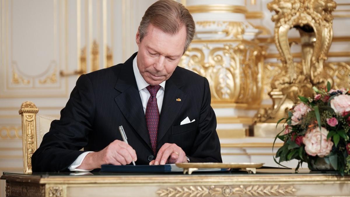 El duque Henri de Luxemburgo firma la Lugartenencia a su hijo, el príncipe Guillermo 