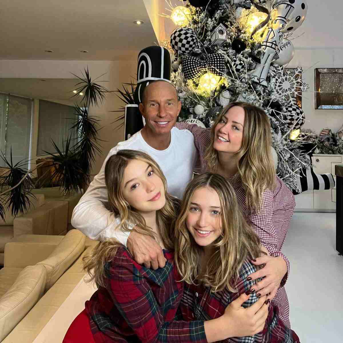 Erik Rubín, Andrea Legarreta y sus hijas conviven a diario. 