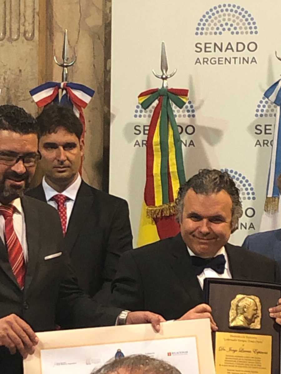 Jorge Larrea recibiendo un premio en Argentina.