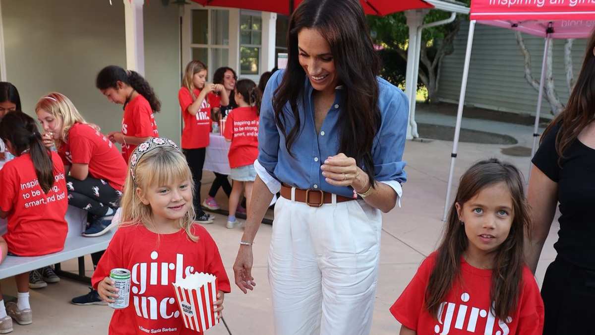Sin el príncipe Harry y sin su anillo de compromiso, así fue la más reciente aparición de Meghan Markle a un centro infantil en Los Angeles