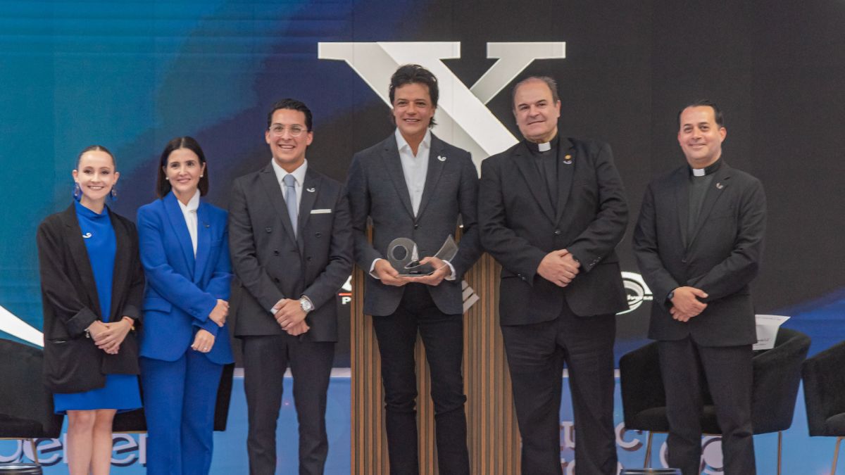 Rodrigo Herrera recibe reconocimiento por parte de la Universidad Anáhuac 