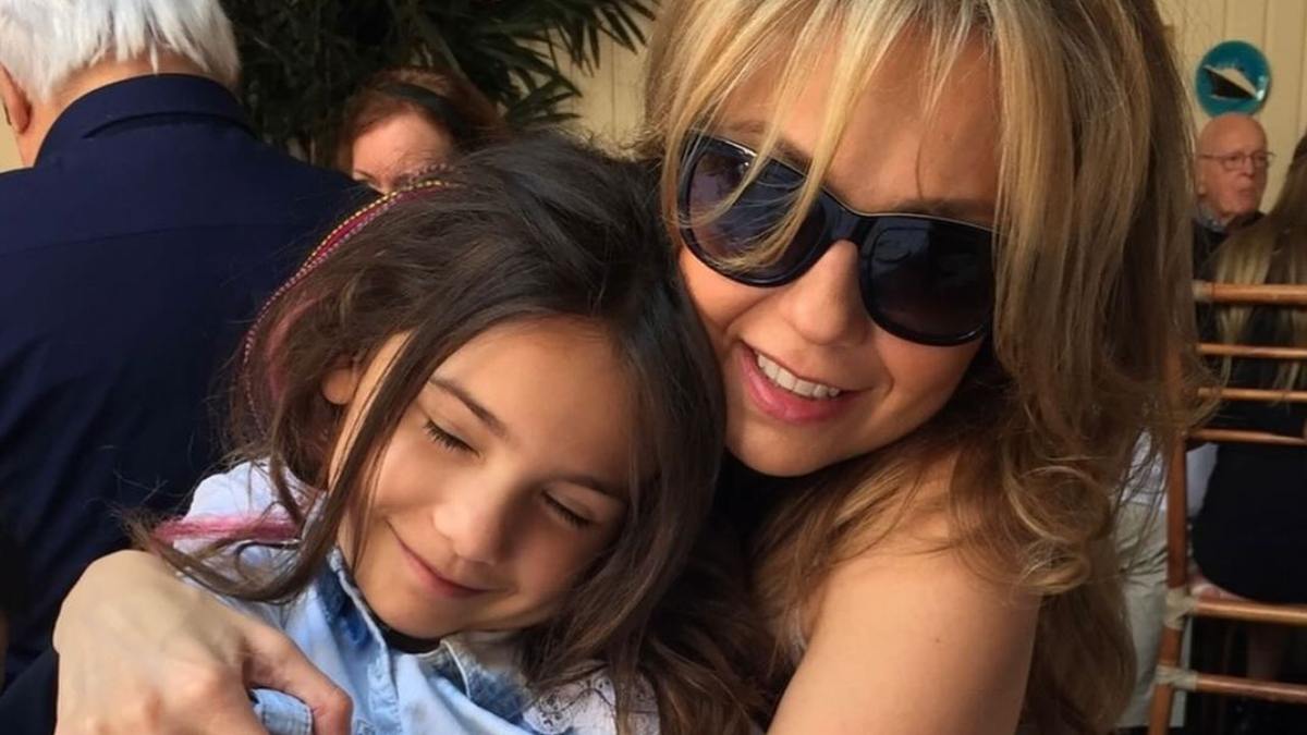 Con un emotivo mensaje, Thalía felicita a su hija Sabrina Sakaë por su cumpleaños 17 