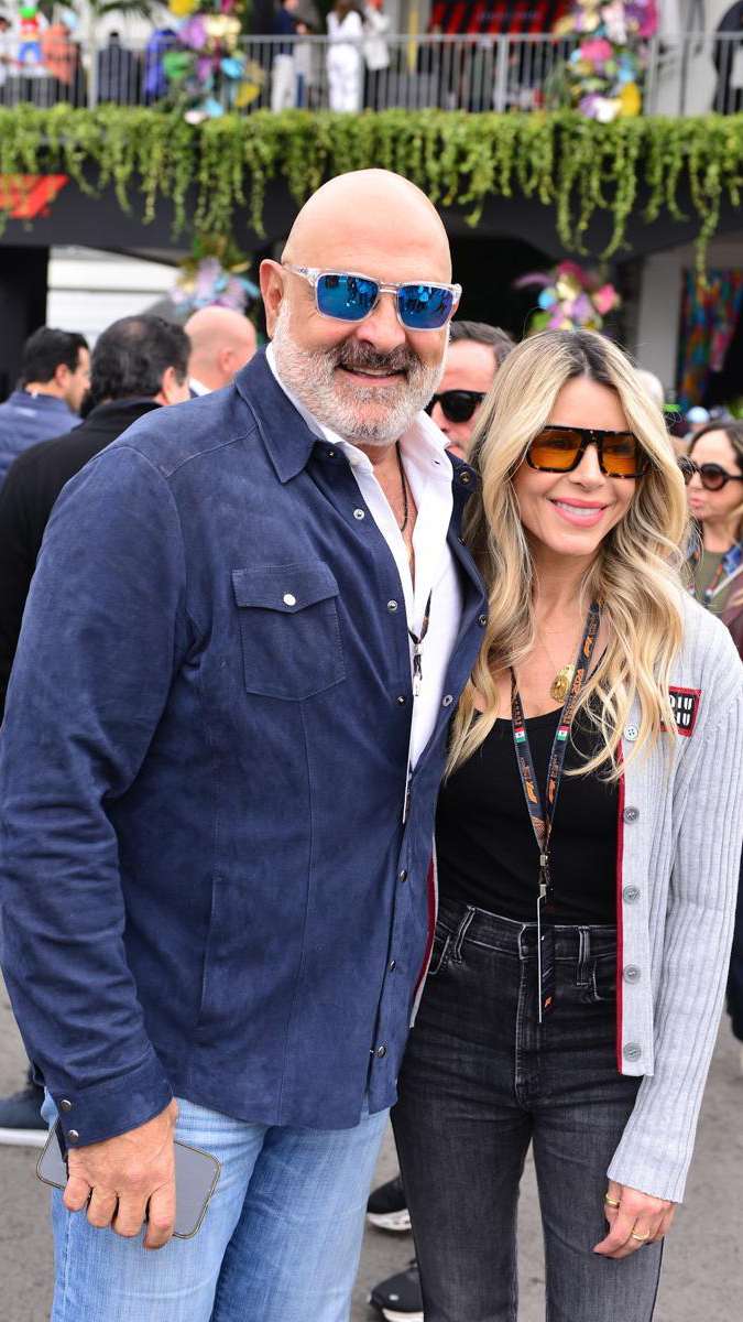 Michel Kuri y novia Rebeca Sáenz se dejan ver juntos por primera vez en la Fórmula 1 de México. 