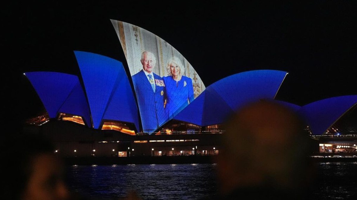 La famosa Ópera de Sidney se iluminó en honor de la visita del rey Carlos III. Foto: /Instagram @theroyalfamily)