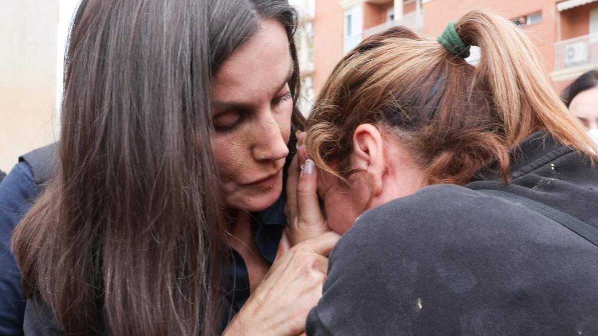 Las manos, el llanto y postura de la reina Letizia: experta en lenguaje no verbal analiza su encuentro con afectados por la DANA