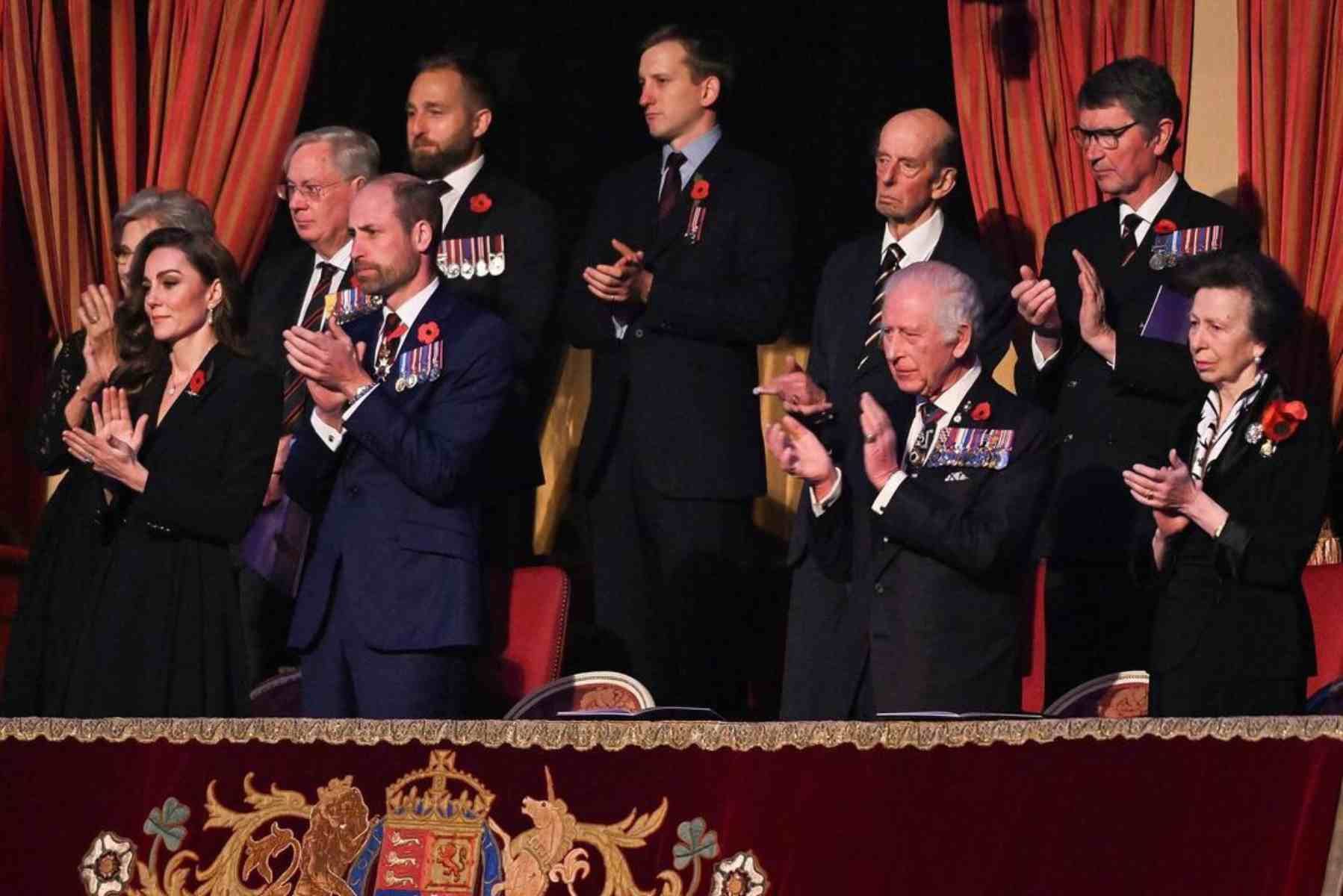 La princesa Ana mostró una actitud "maternal" hacia su hermano, el rey Carlos III