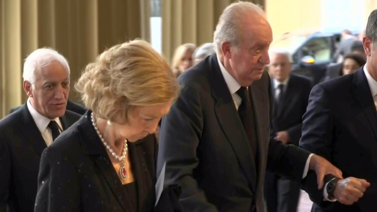 ¿Presentirá algo? El rey emérito Juan Carlos de España está decaído por “culpa” de sus funerales