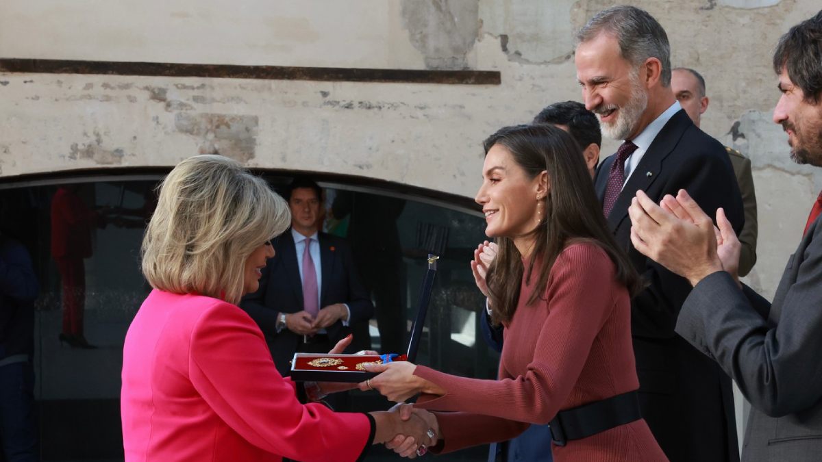 Así fue la actitud de la reina Letizia al coincidir con la mujer que 20 años atrás “destapó” su romance con Felipe de España 