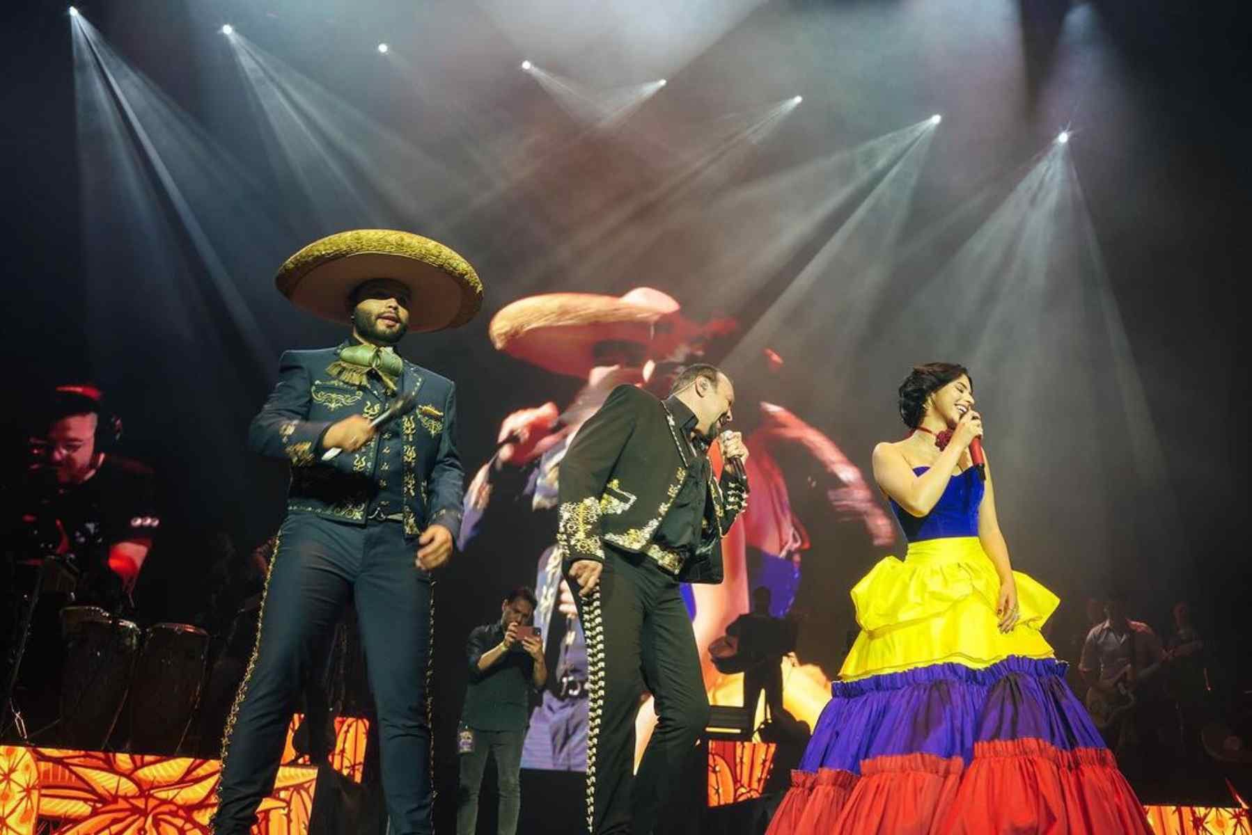 Ángela Aguilar se presentó con su papá Pepe Aguilar y su hermano en Colombia.