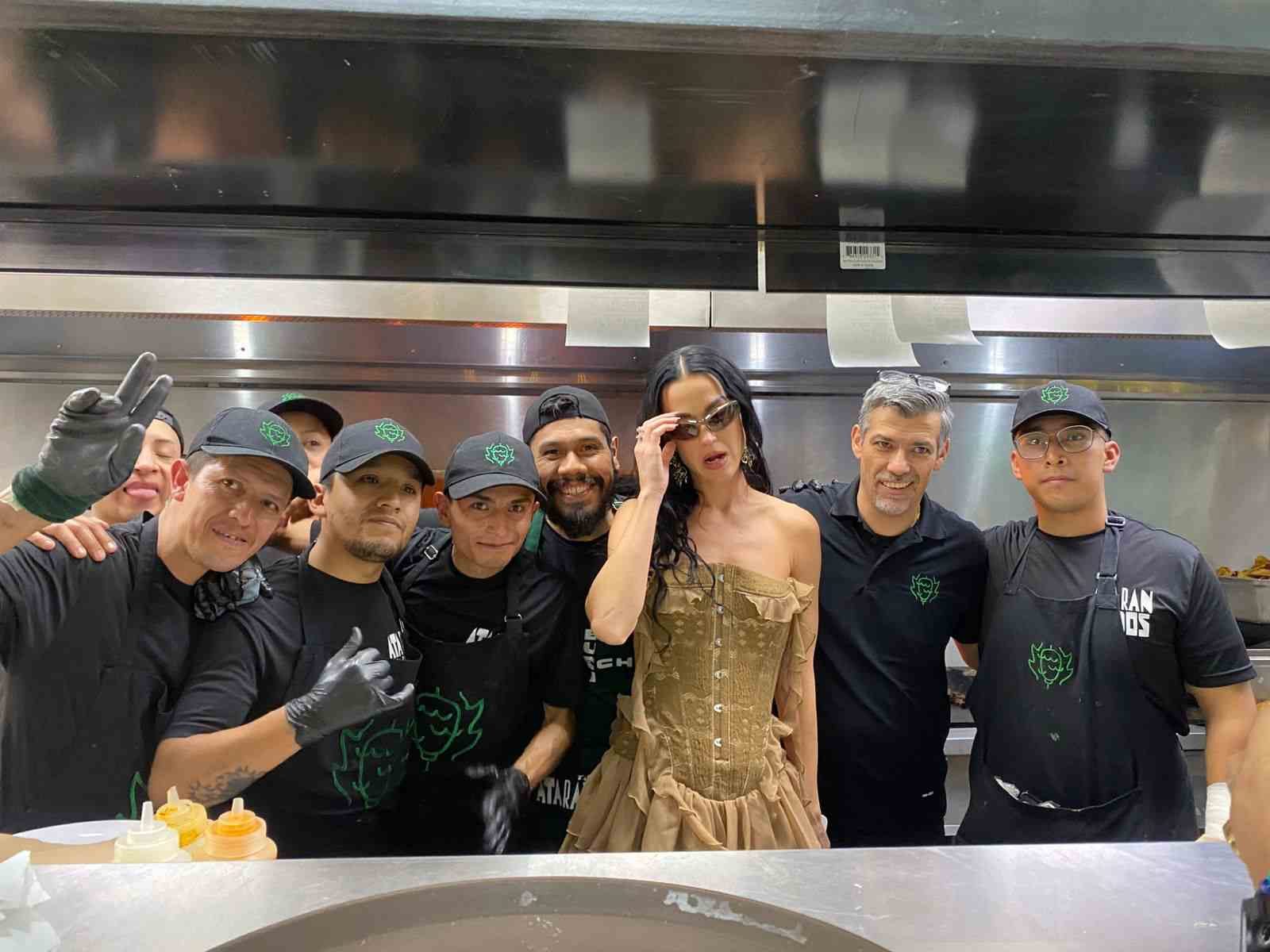 Katy Perry agradeció al staff de la taquería Los Atarantados.