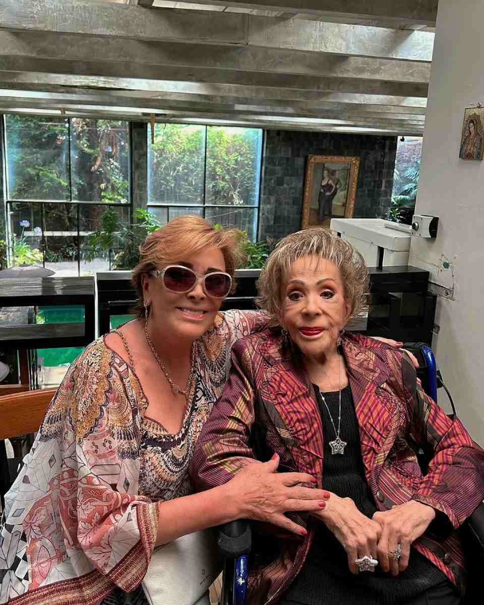 Sylvia Pasquel confirmó que a su mamá, Silvia Pinal, le fue detectada una bacteria, por lo que permanecerá en el hospital.