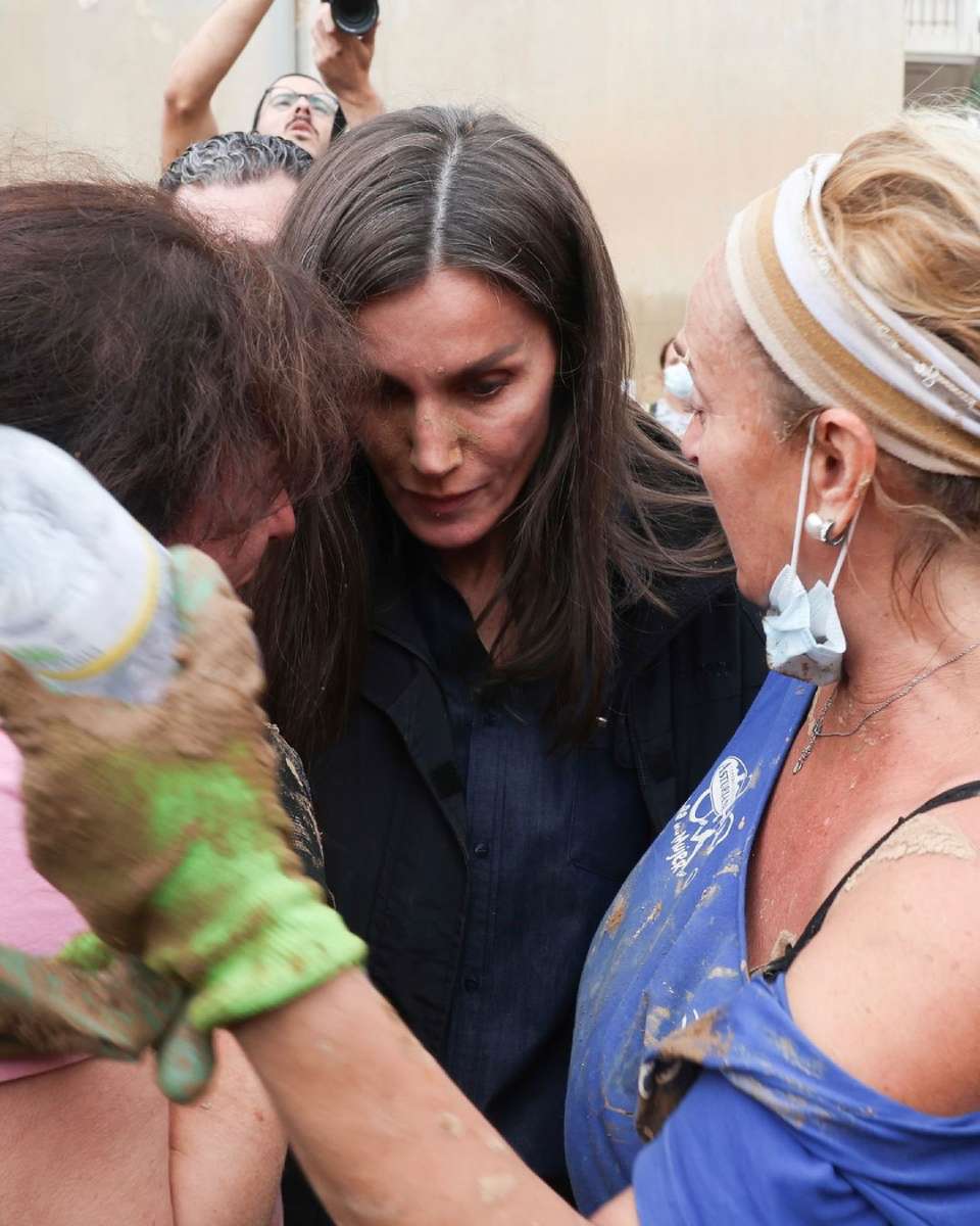 La reina Letizia terminó con el rostro lleno de lodo que le lanzado por los damnificados.
