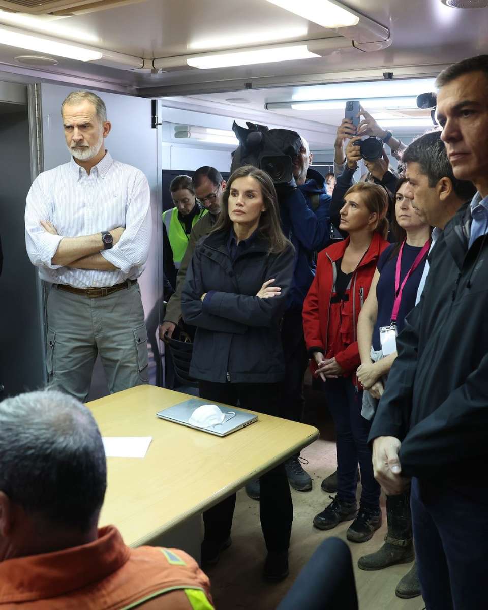 Los reyes de España y el presidente de gobierno, Pedro Sánchez  durante su visita a Valencia.