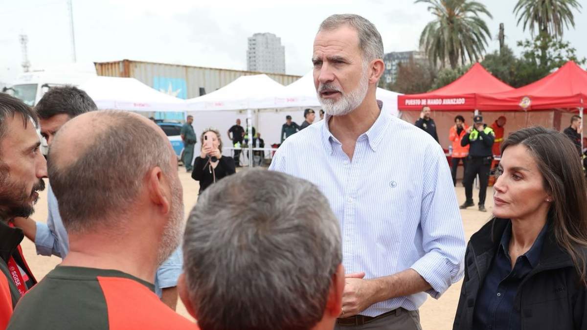 Entre gritos, lágrimas, lodo y tensión: así se vivió el encuentro del rey Felipe VI y Letizia con los afectados por la DANA 