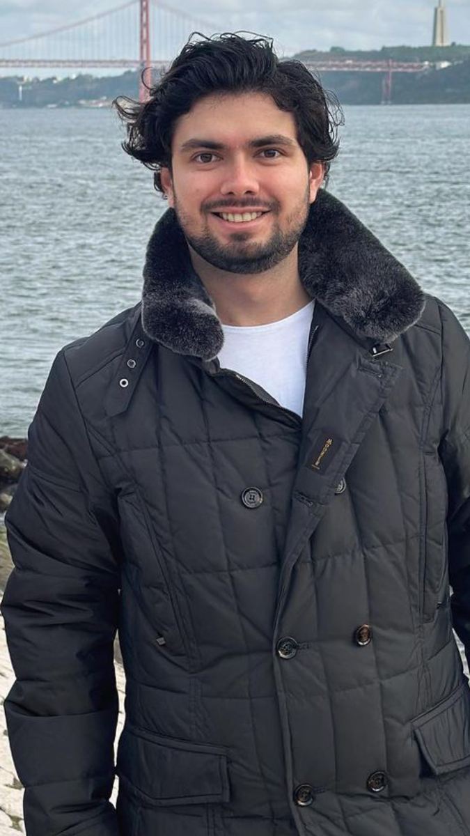 En sus redes sociales, Alejandro muestra sus viajes.
