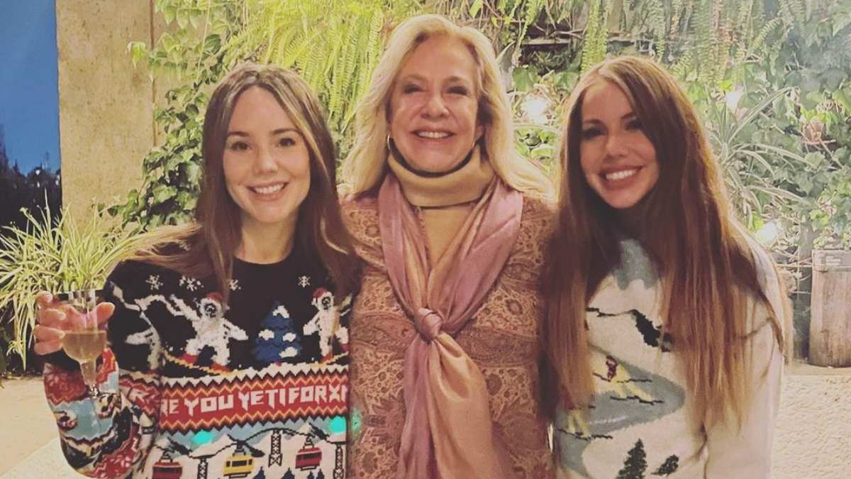 En la imagen, Ernestina Sodi con sus hijas Camila y Marina. 
Camila Sodi es la hija más conocida de Ernestina. (Foto: Instagram/@_matriarca_)