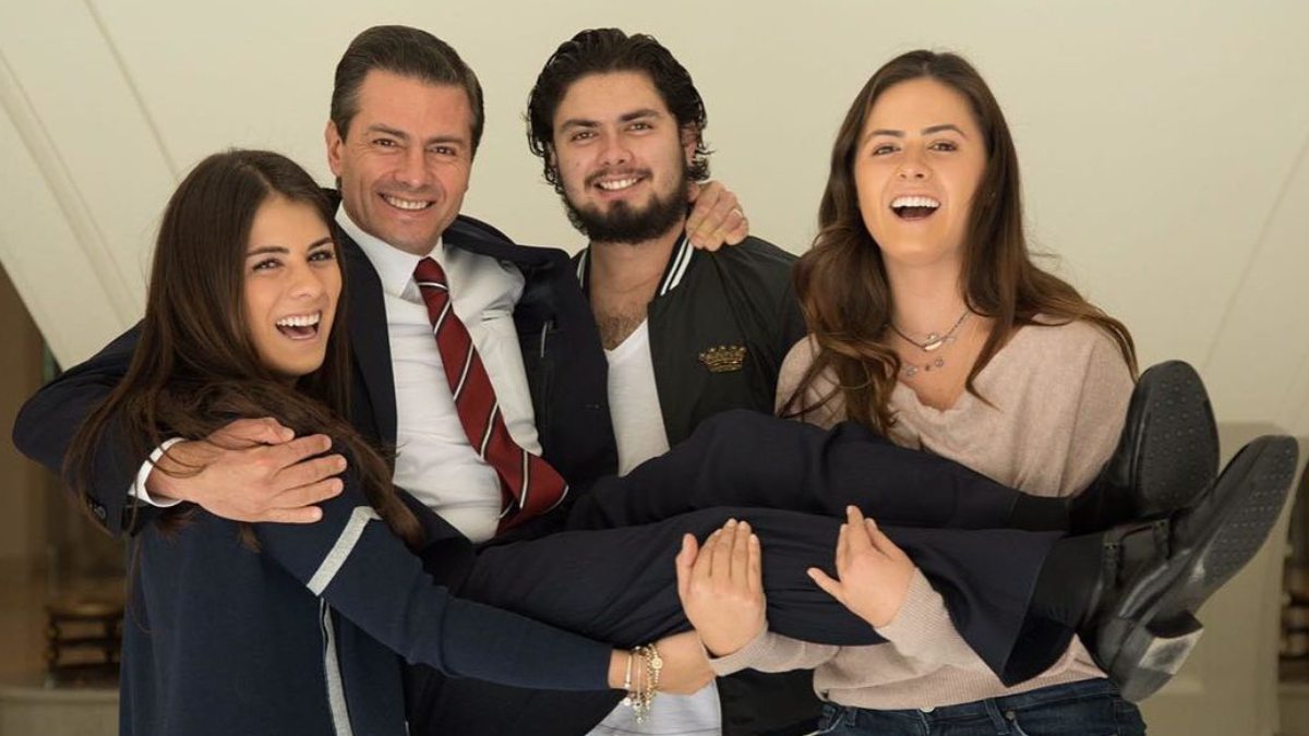Alejandro es el segundo hijo del ex presidente de México. En la imagen con sus hermanas Nicole y Paulina Peña Pretelini.