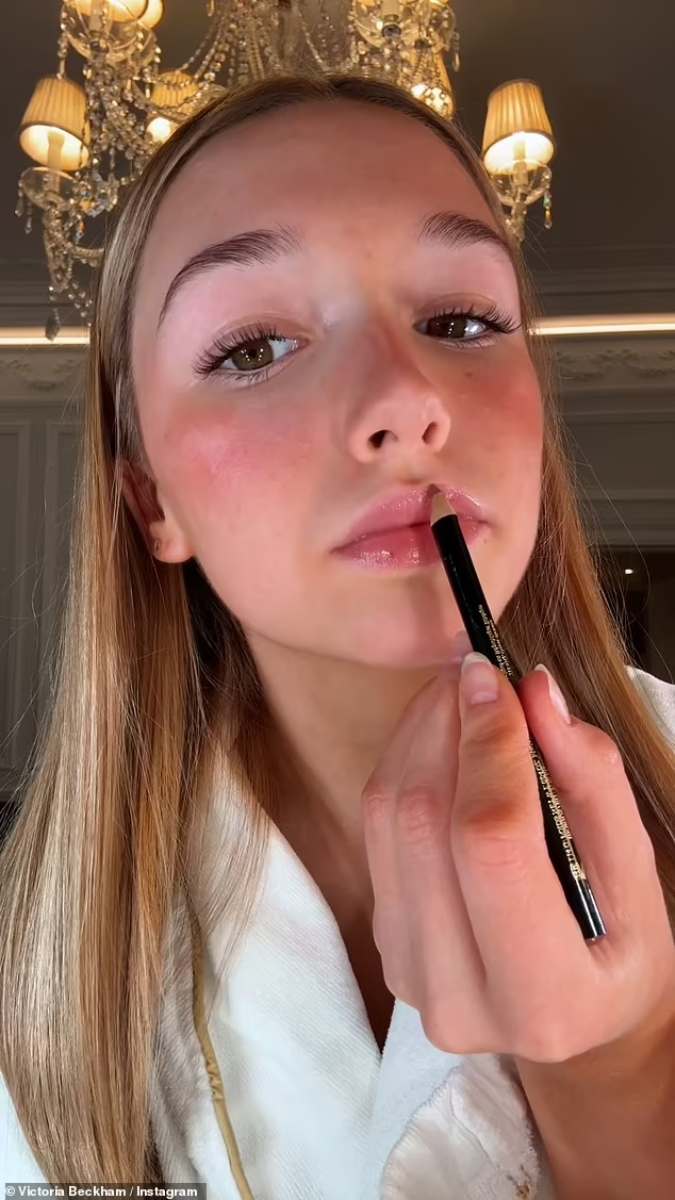 Harper Beckham acaparó Instagram y TikTok con su tutorial de maquillaje natural.