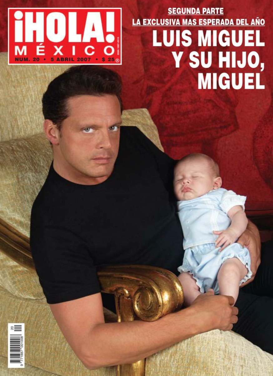 Luis Miguel posó para Hola con Miguel recién nacido en 2007.