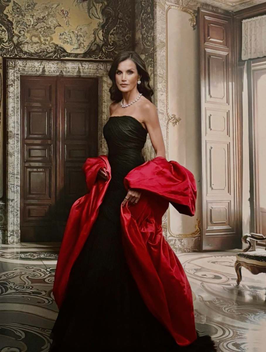 La reina Letizia lució un diseño vintage de alta costura de Cristobal Balenciaga.