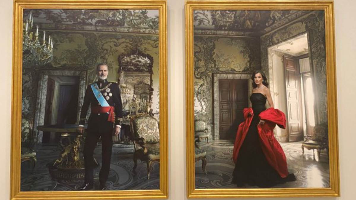 Los ‘highlights’ de los retratos hechos por Annie Leibovitz a los reyes de España: el salón, las joyas, el vestido Balenciaga y más 