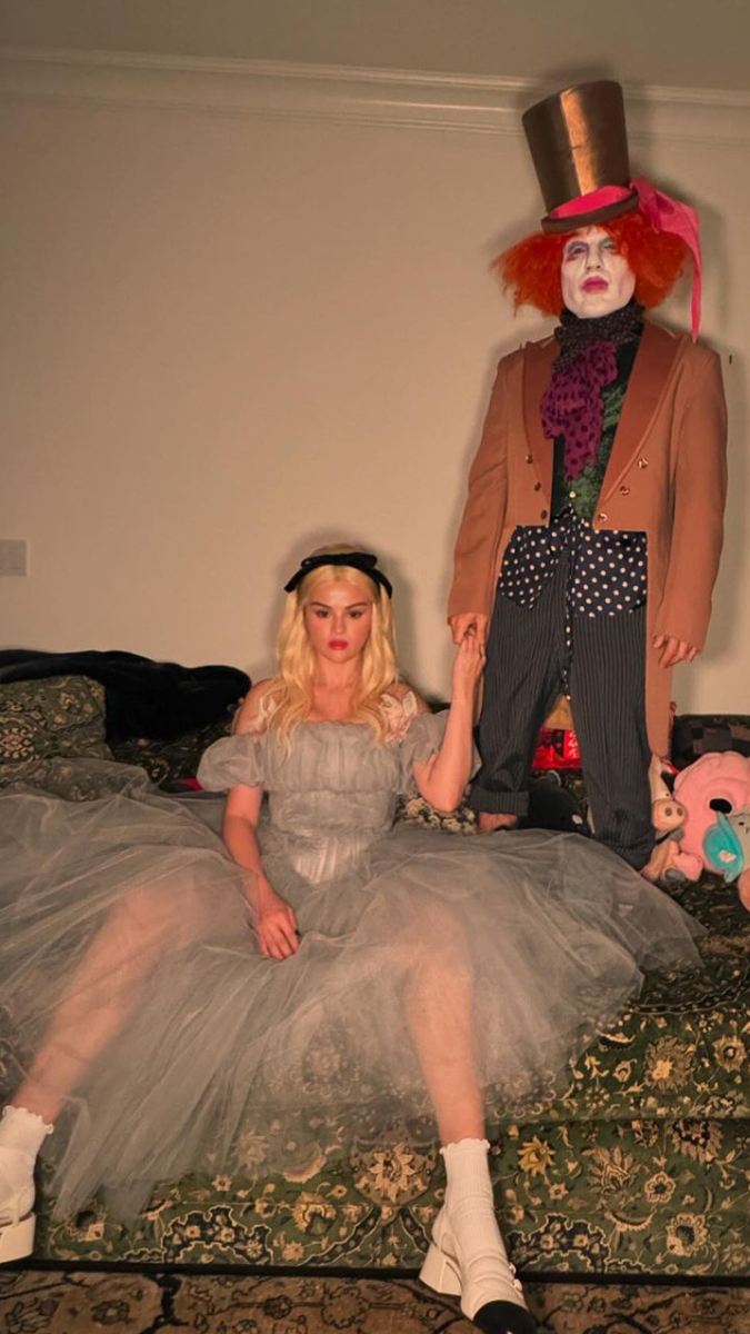 De los disfraces más comentados fueron los de Selena Gomez y su novio Benny Blanco, que para este Halloween 2024 se inspiraron en "Alicia en el País de las Maravillas". 