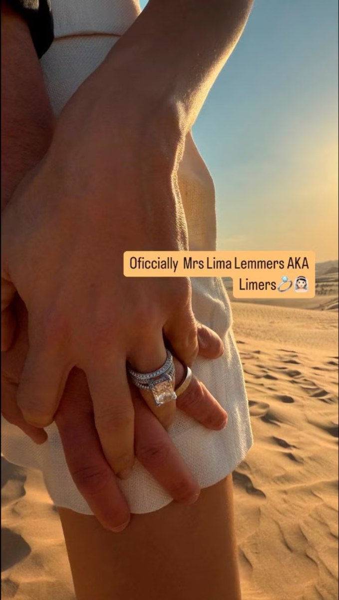 Adriana Lima compartió en redes sociales una foto del anillo que le dio su pareja Andre Lemmers.